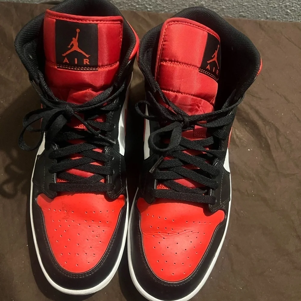 Nike Kids' Black and Red Sneakers Air Jordan 1 Mid Bred